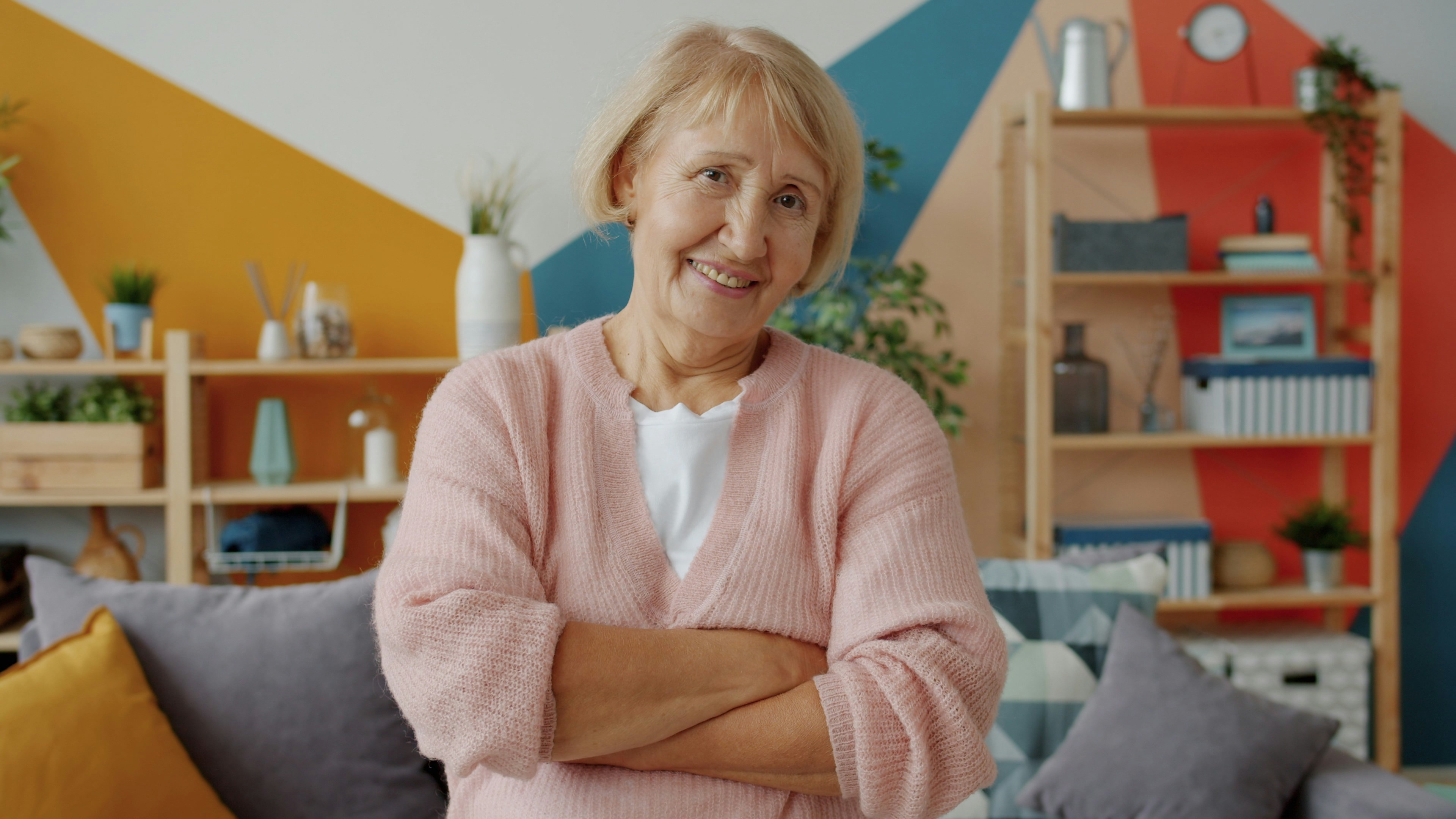 Frau zeigt ihren flachen Bauch