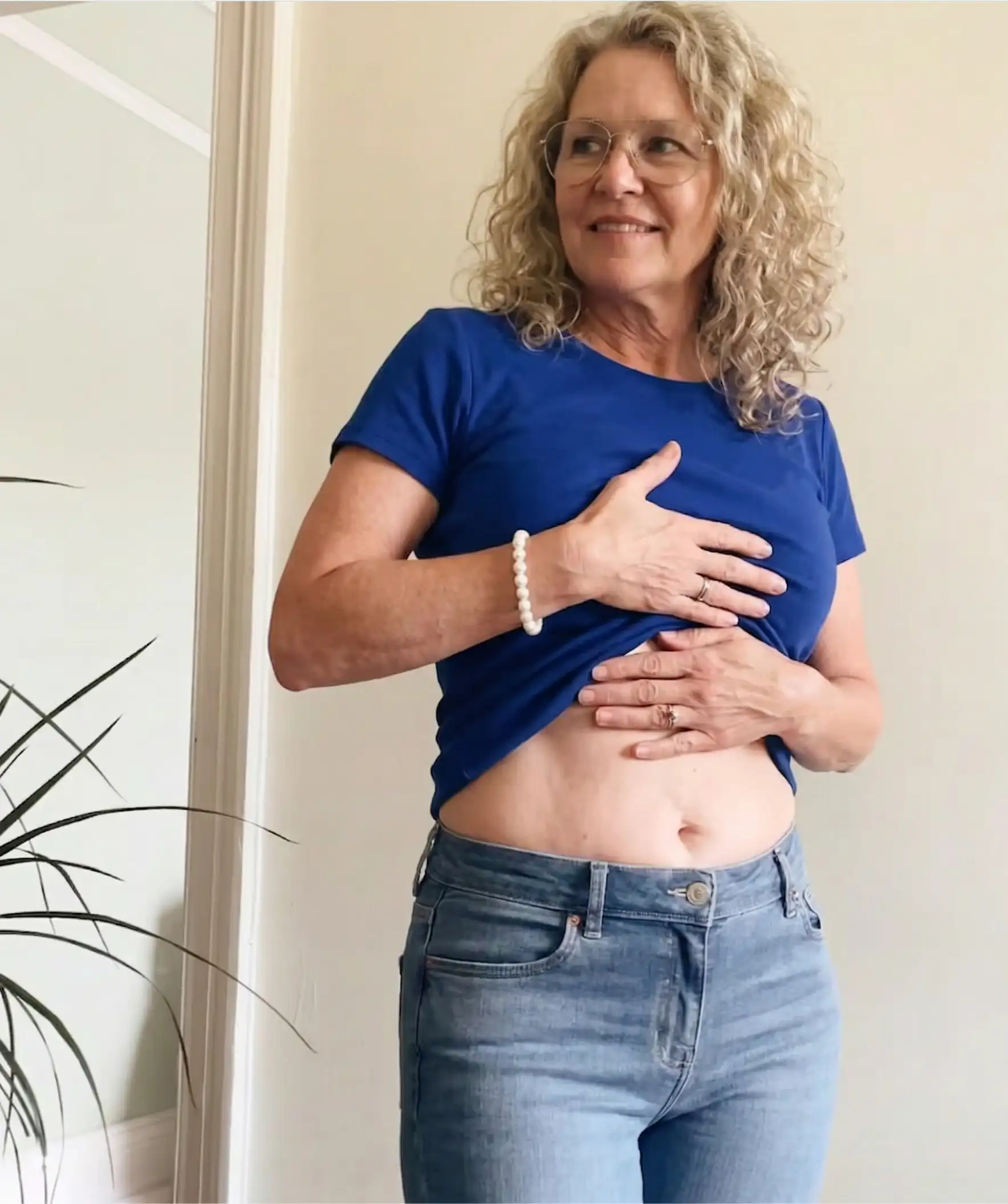 Frau mit flachem Bauch